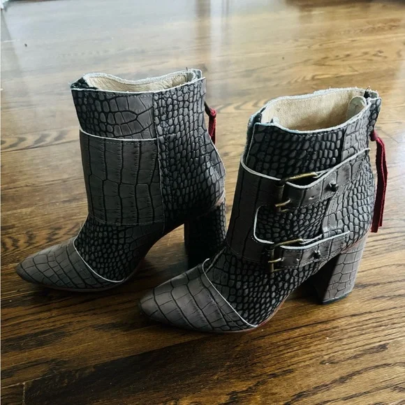 NWT Freebird by Steven Croc-Embossed Brown Ankle Boots - Picture 5 of 12